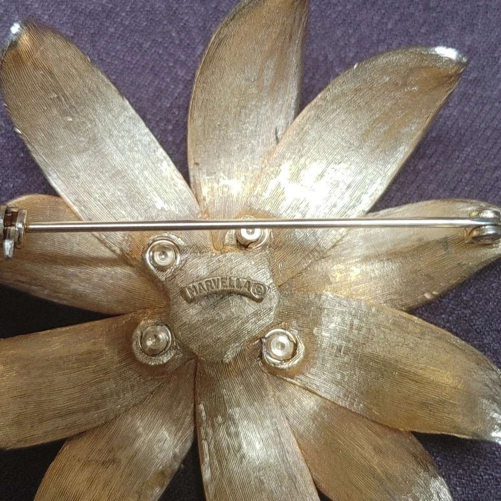 Marvella VTG Gold Daisy Brooch with Rhinestones